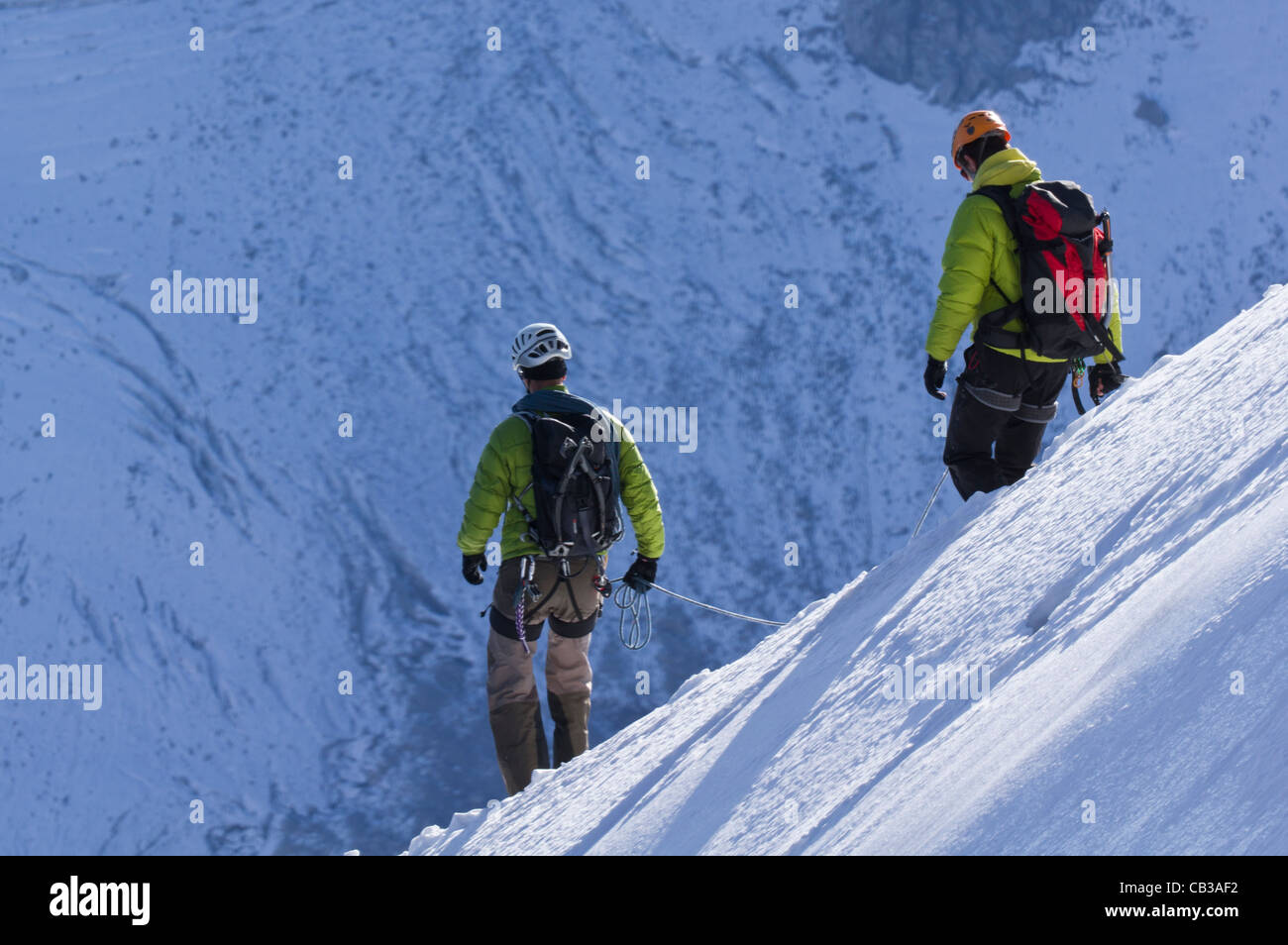 Due alpinisti scendono dall'Aigulle du Midi in il Col du plan nel Mt Blanc gamma Foto Stock