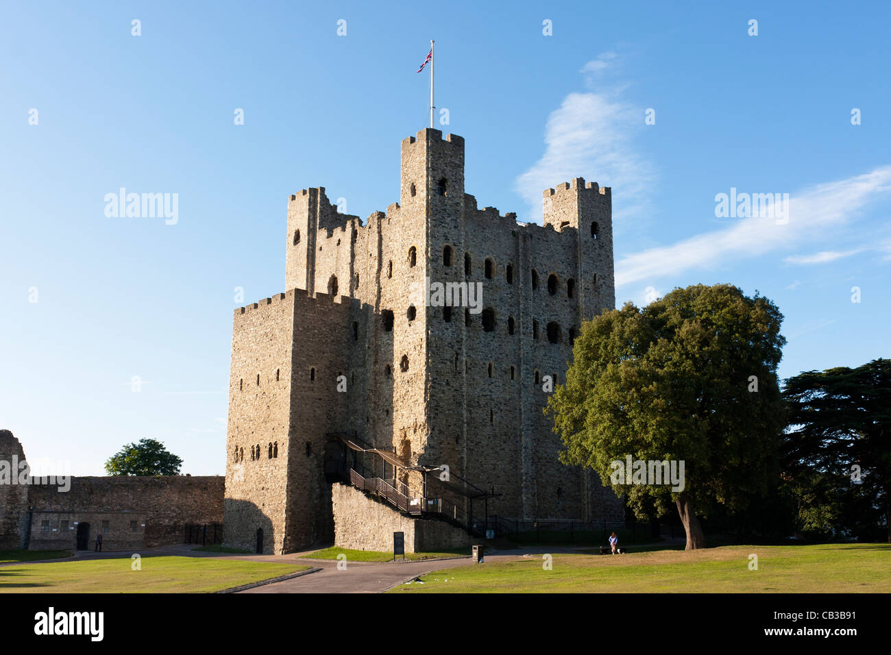La torre normanna, costruita nel 1127, del castello di Rochester in una mattinata estiva sotto un cielo blu. 113 metri di altezza, sorvegliò la strada e il fiume Medway che attraversa. Foto Stock