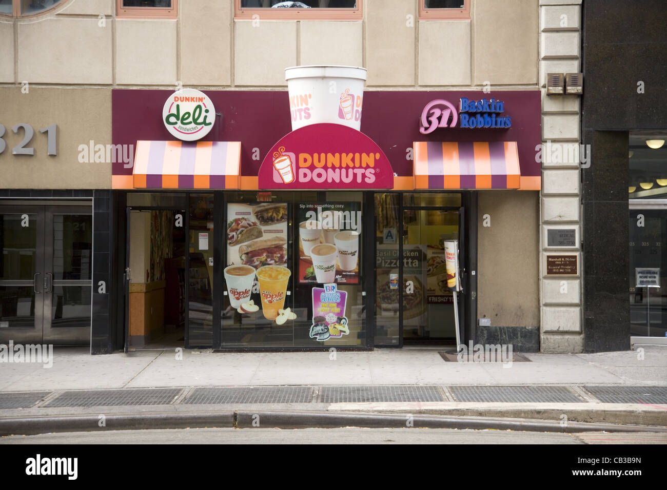 Dunkin Donuts store in New York City. Foto Stock