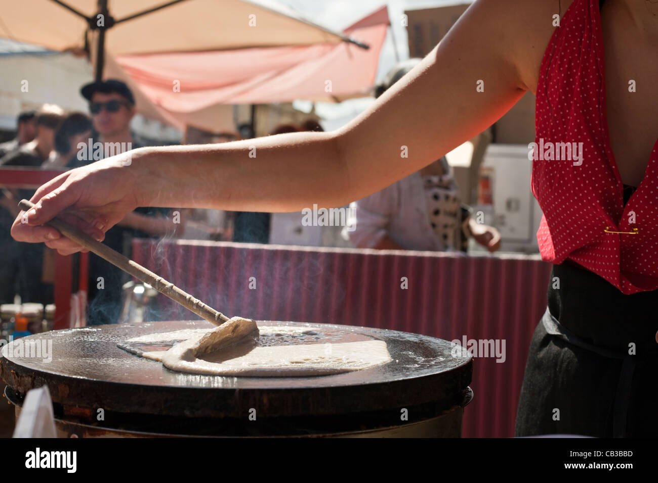 High Noon comunità festival è un locale Northcote Music Fest di Melbourne, Australia rendendo il cibo sulla strada. crepes Foto Stock
