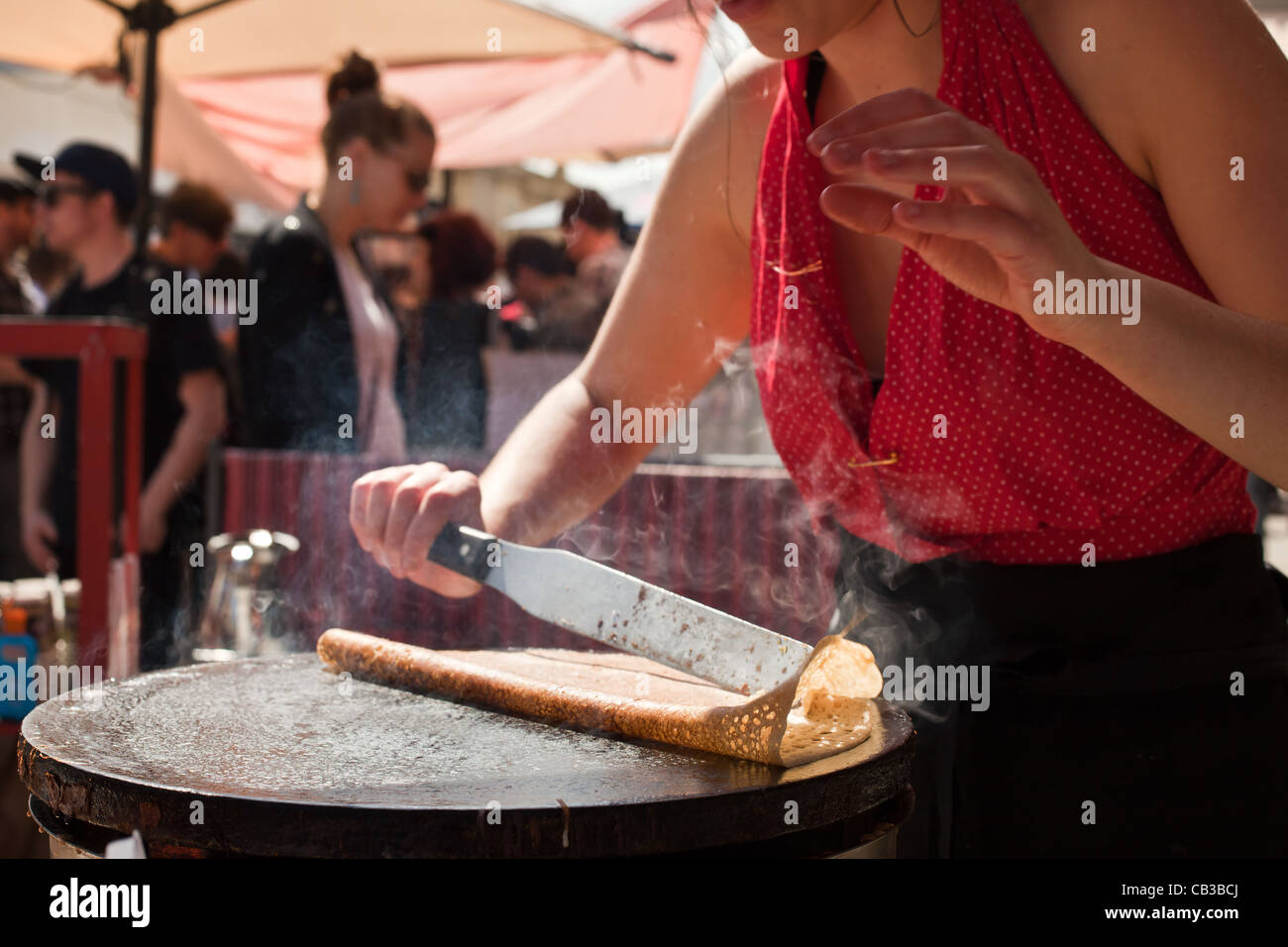 High Noon comunità festival è un locale Northcote Music Fest di Melbourne, Australia cibo bancarella vendendo crepes. Foto Stock