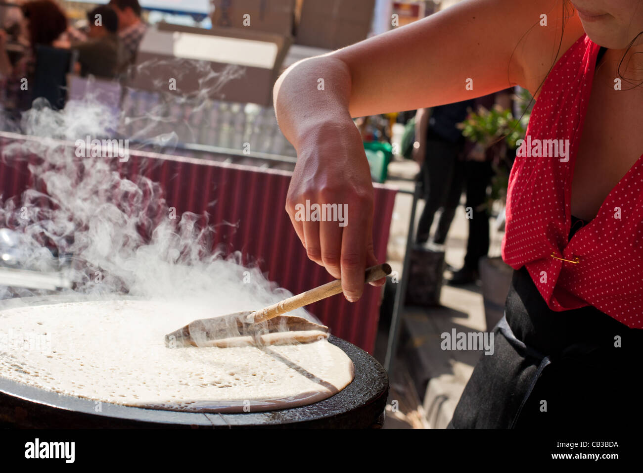 High Noon comunità festival è un locale Northcote Music Fest di Melbourne, Australia crêpe dalla bancarella di strada Foto Stock