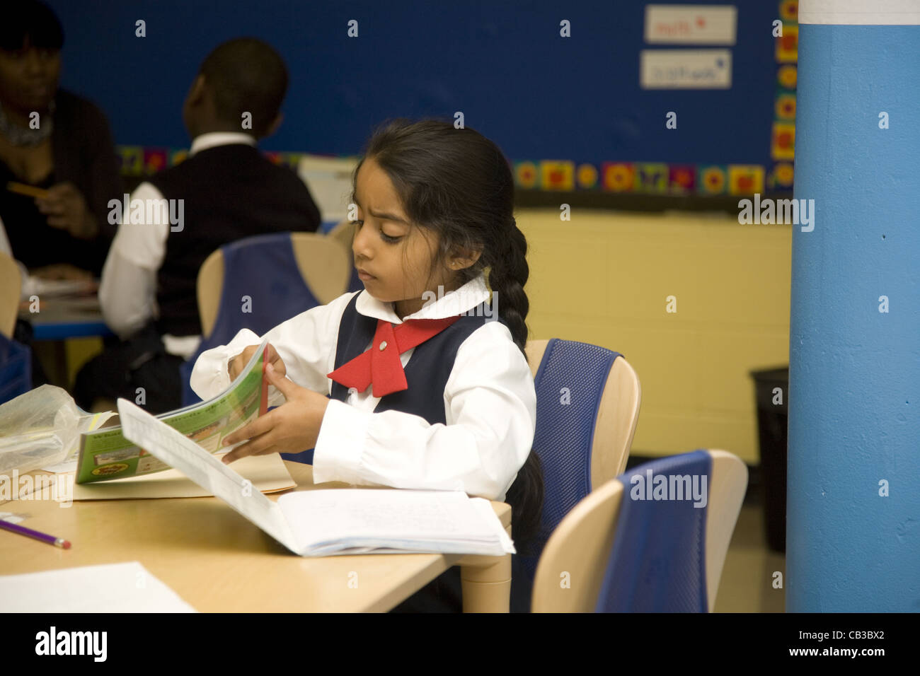 La scuola dei bambini presso la nuova Accademia americana una progressiva e molto successo interno della città pubblica scuola elementare a Brooklyn, New York. Foto Stock