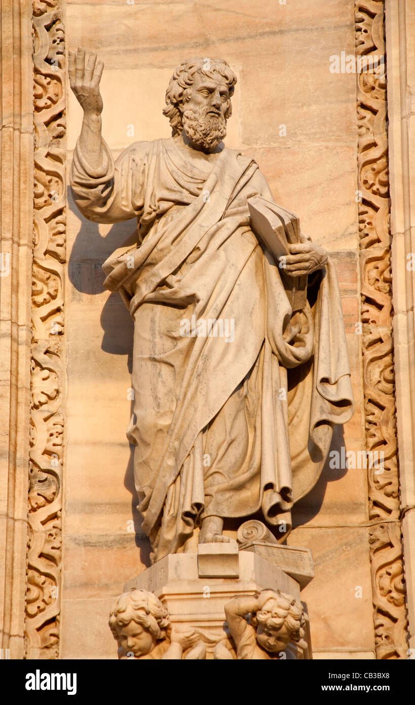 Milano - la statua di San Luca apostolo dalla facciata ovest del Duomo del 19. centesimi. Foto Stock