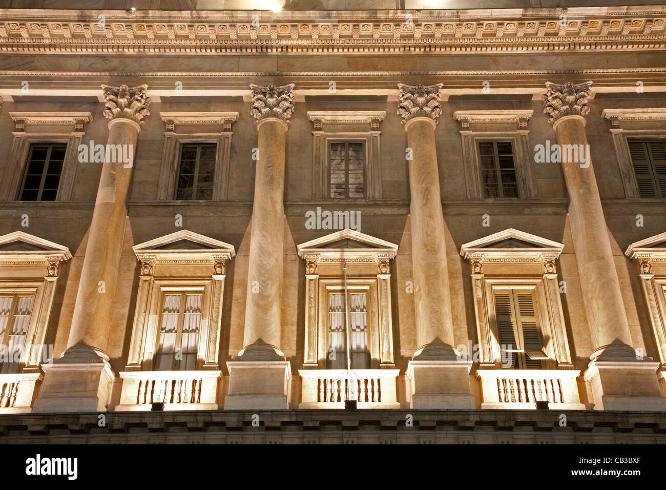 Milano - dettagli dalla facciata del palazzo di notte Foto Stock