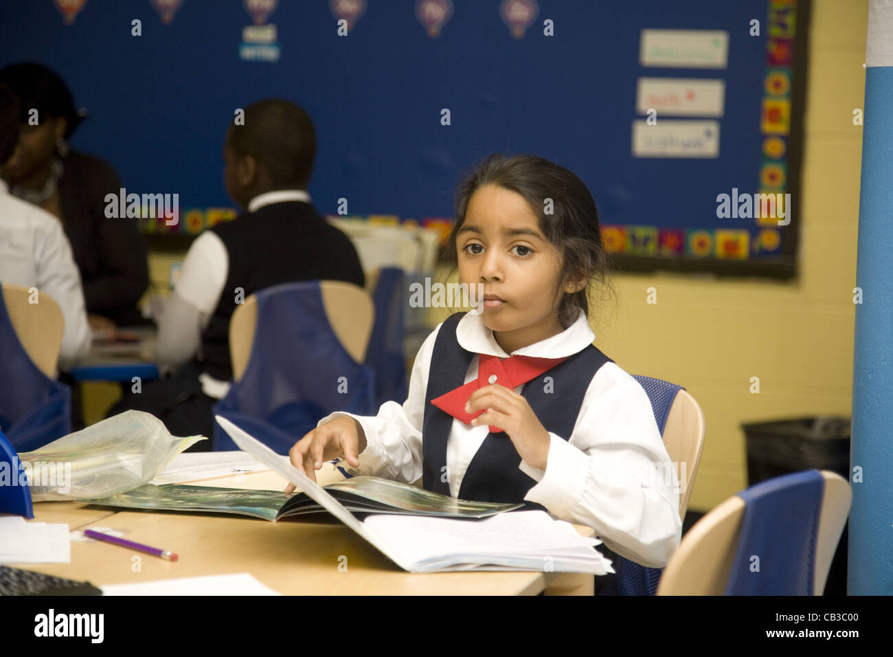 La scuola dei bambini presso la nuova Accademia americana una progressiva e molto successo interno della città pubblica scuola elementare a Brooklyn, New York. Foto Stock