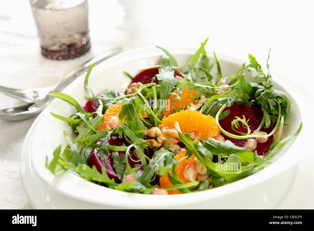A razzo con arancia e insalata di barbabietole Foto Stock