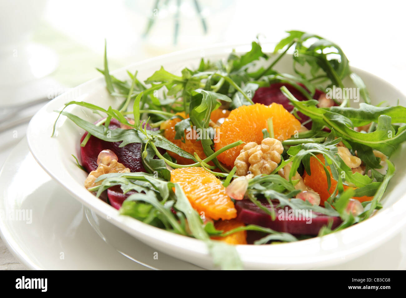 A razzo con arancia e insalata di barbabietole Foto Stock