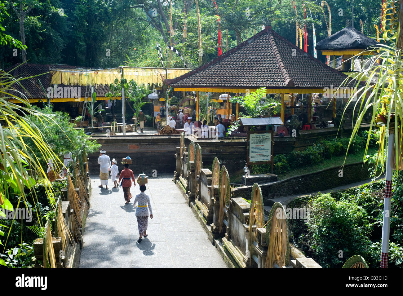 Unidentified persone locali che indossa in tradizionali abiti indonesiano prendere parte a Foto Stock