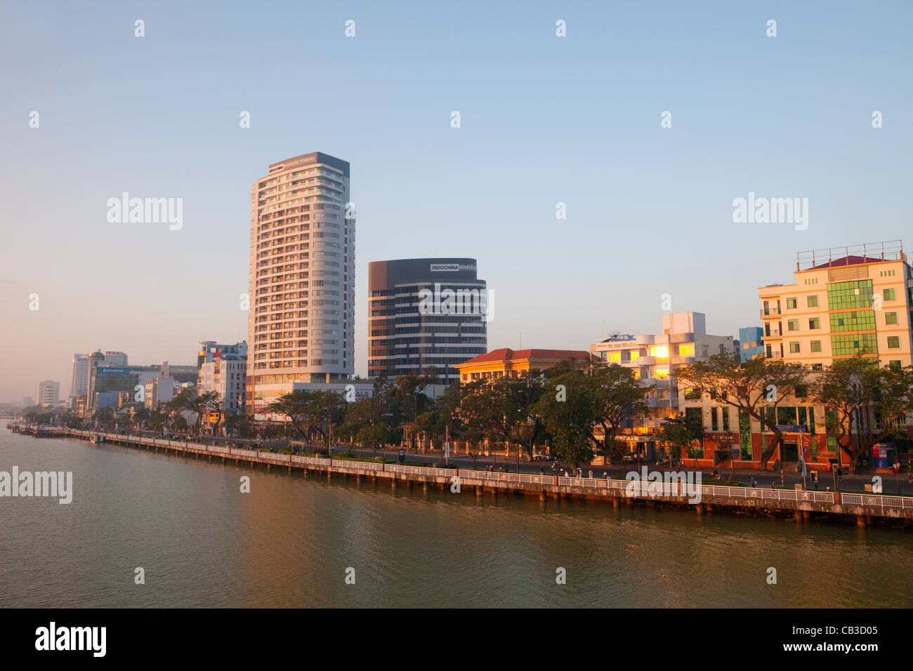 Il Vietnam, Danang, skyline della città e del fiume Han Foto Stock