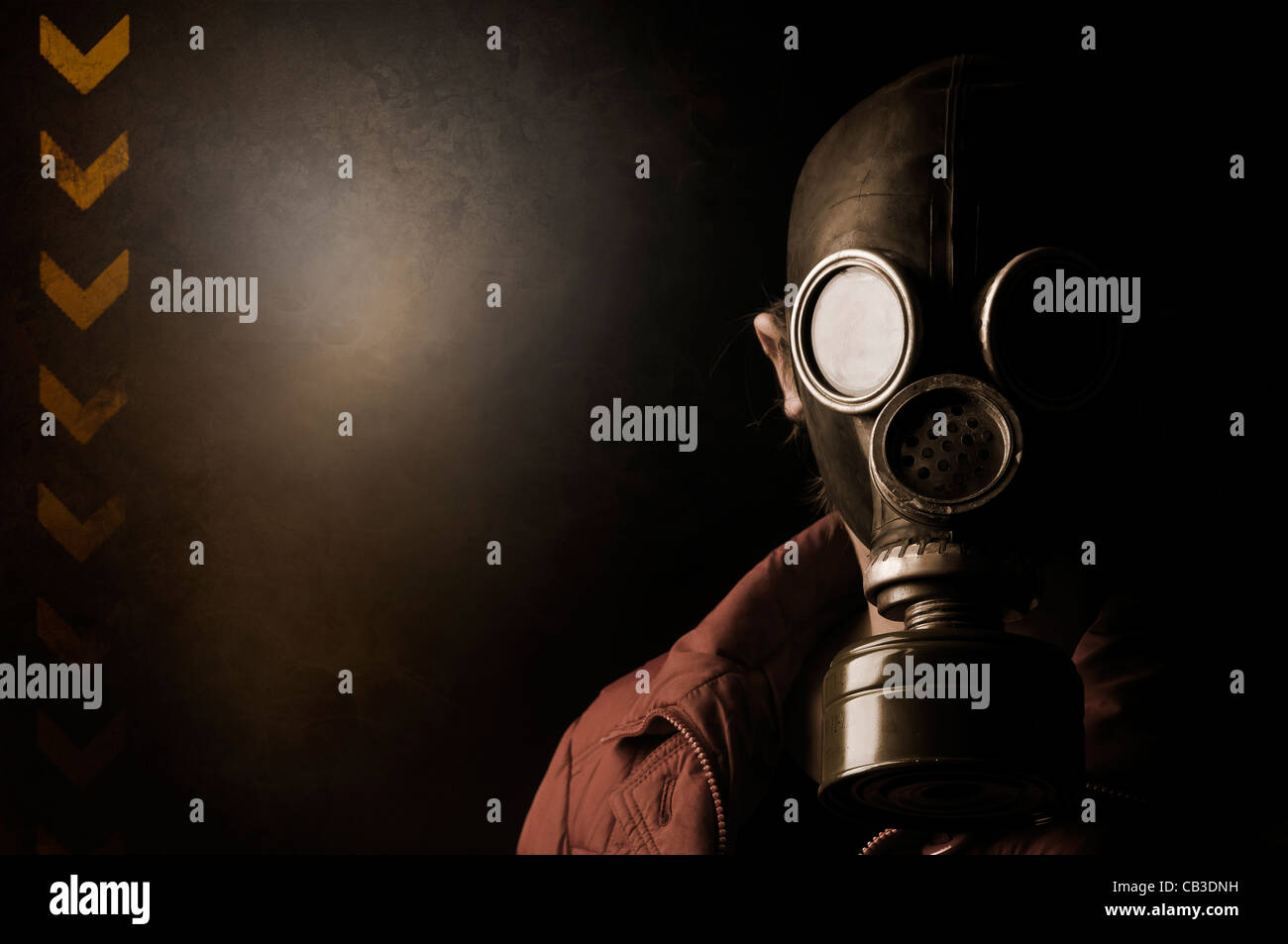 Ragazza con maschera a gas in uno sfondo grunge Foto Stock
