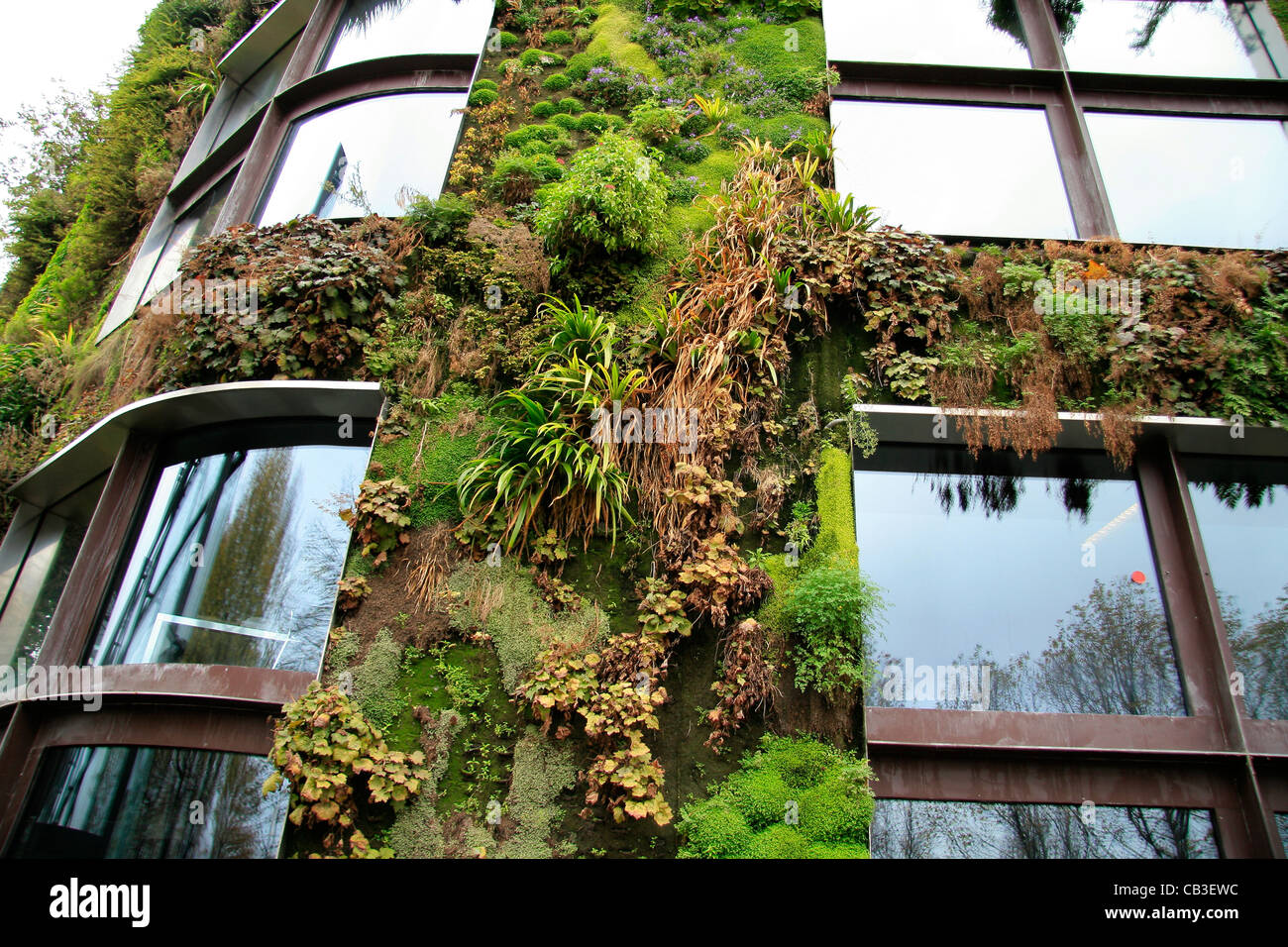 Il Musée du Quai Branly, museo o arti e civiltà di Africa, Asia, Oceania e delle Americhe, a Parigi (Francia). Foto Stock