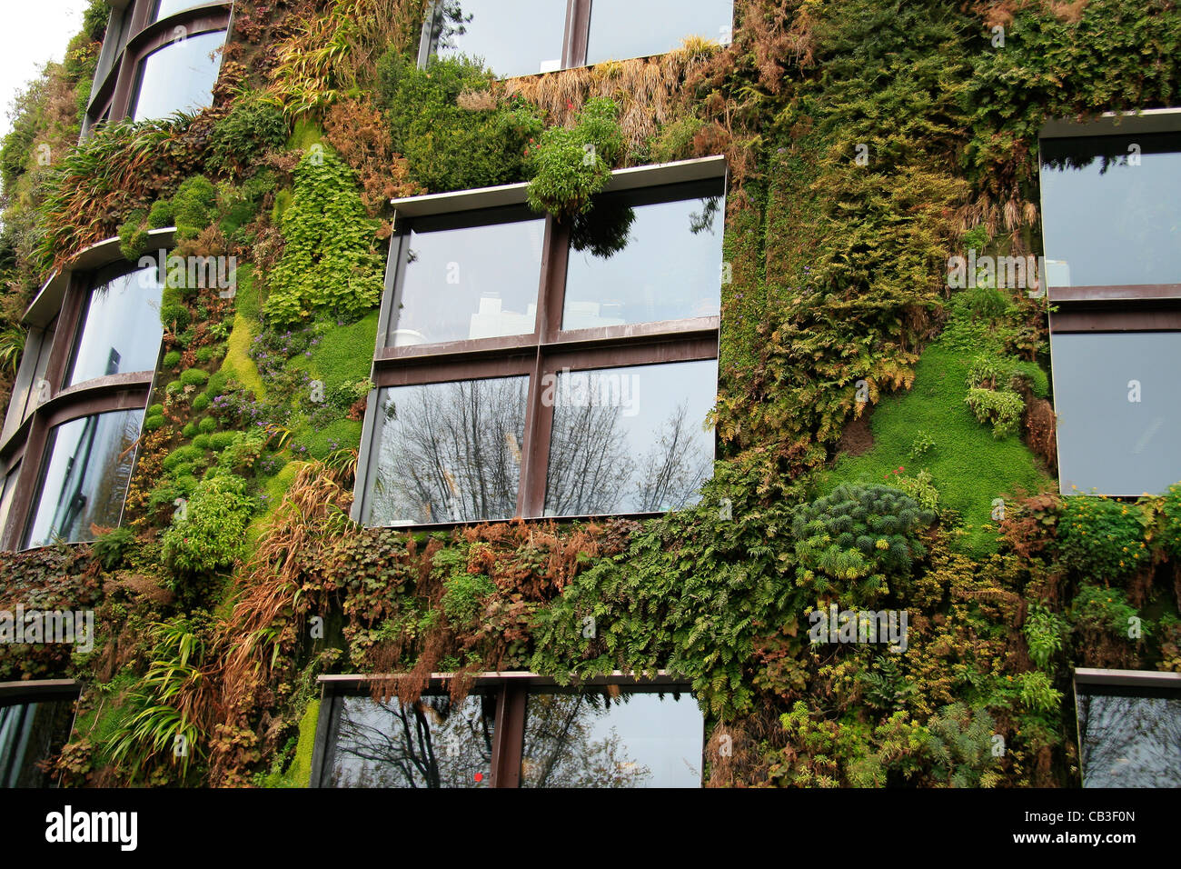 Il Musée du Quai Branly, museo o arti e civiltà di Africa, Asia, Oceania e delle Americhe, a Parigi (Francia). Foto Stock