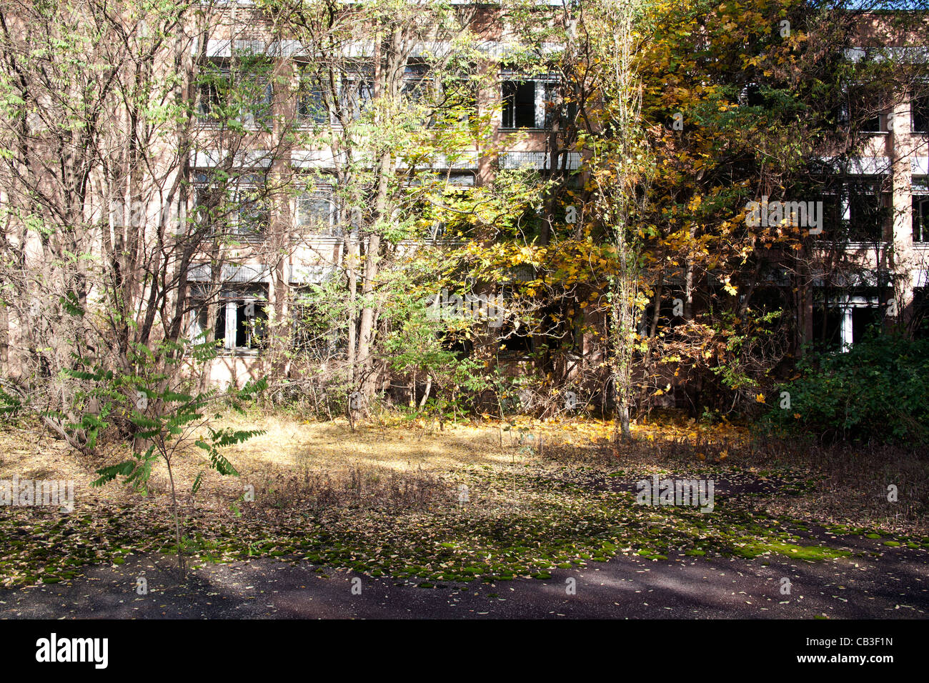 Il parco giochi di Pripjat Middle School Sportivnaya Street, Pripjat Chernobyl zona di esclusione dell'Ucraina Foto Stock