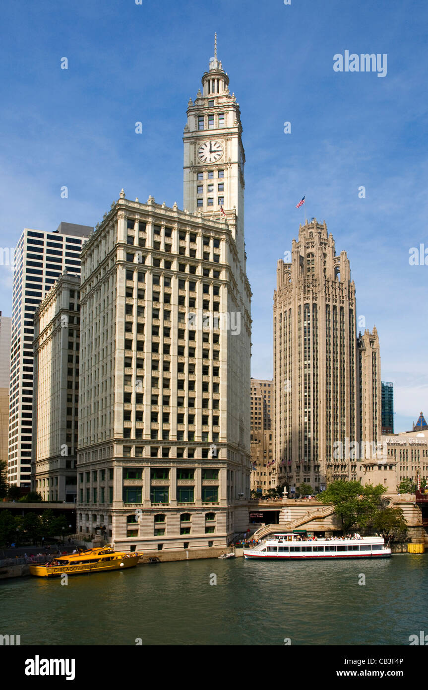 La Wrigley clock tower e Chicago Tribune Tower. Foto Stock