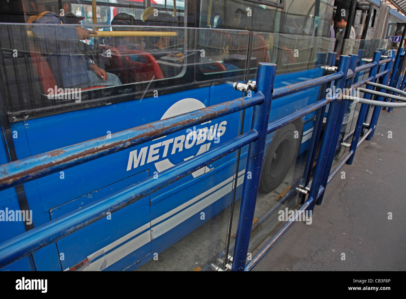 Ecuador. Bus pubblico e servizio di tram lungo Ecovia, un dedicato il trasporto urbano in Quito. Foto Stock