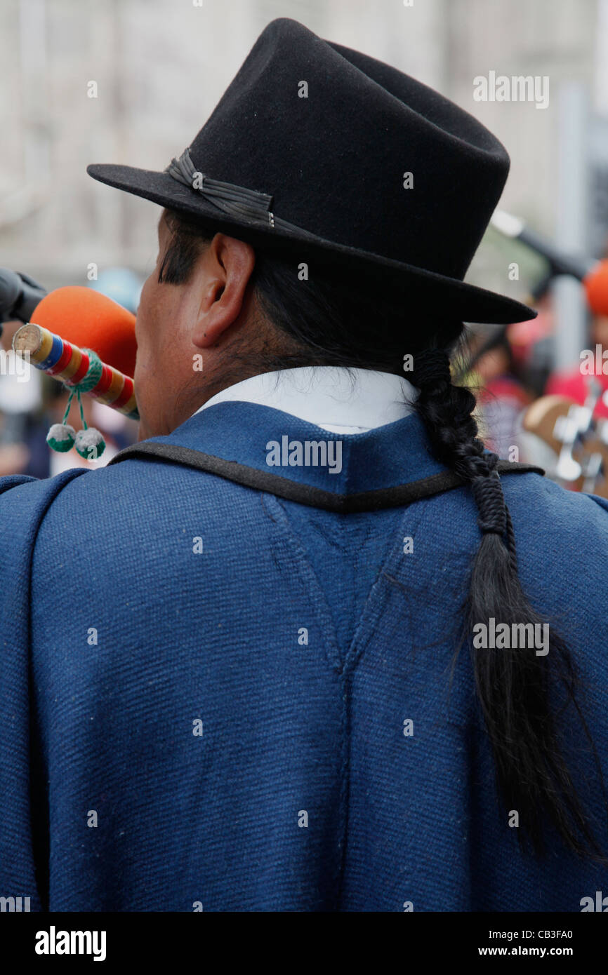 Ecuador. Nativo di uomo Quechua riproduzione di musica per le strade di Quito Foto Stock
