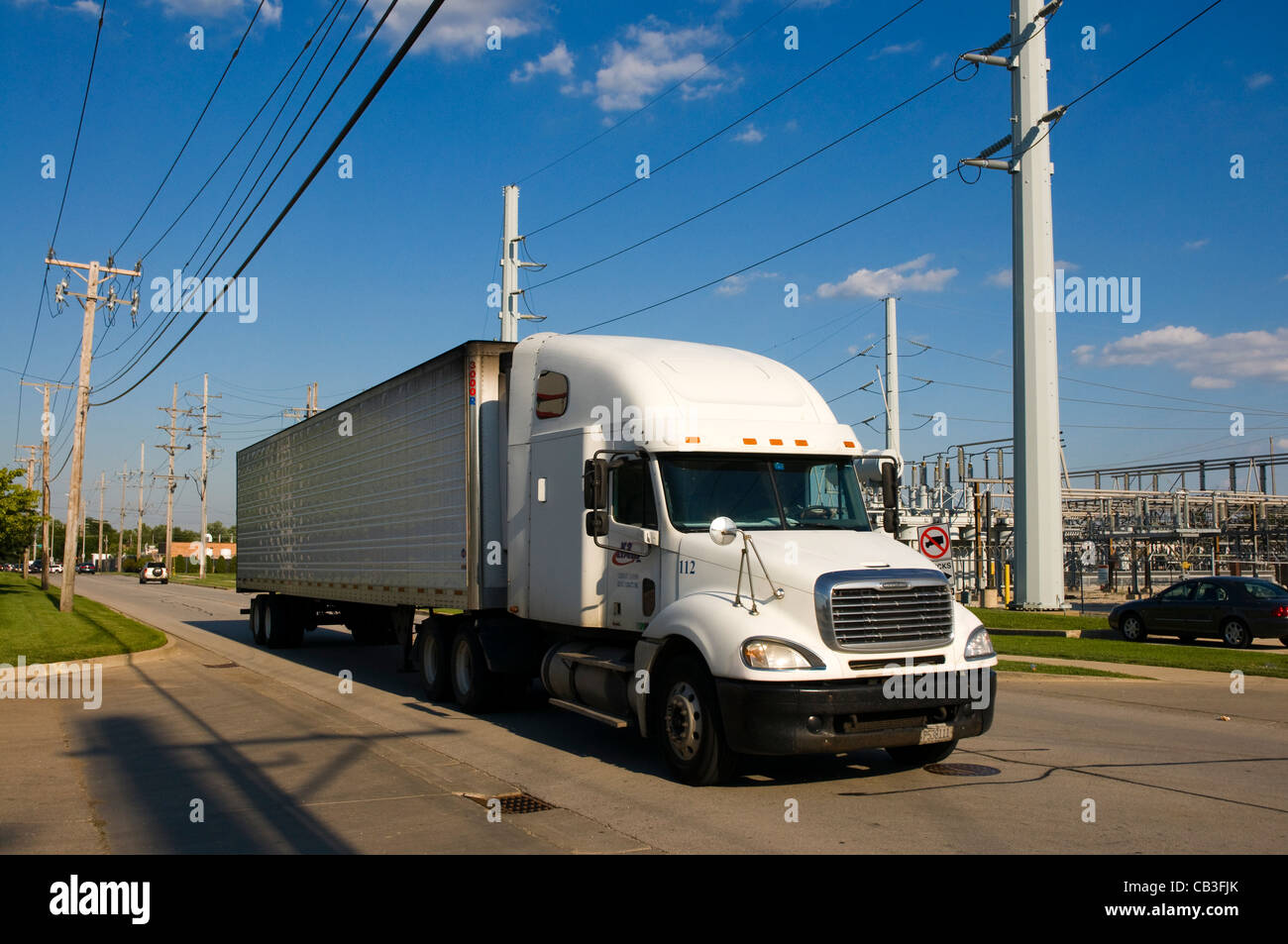 Un bianco carrello il trasporto di un carico in Chicago. Foto Stock