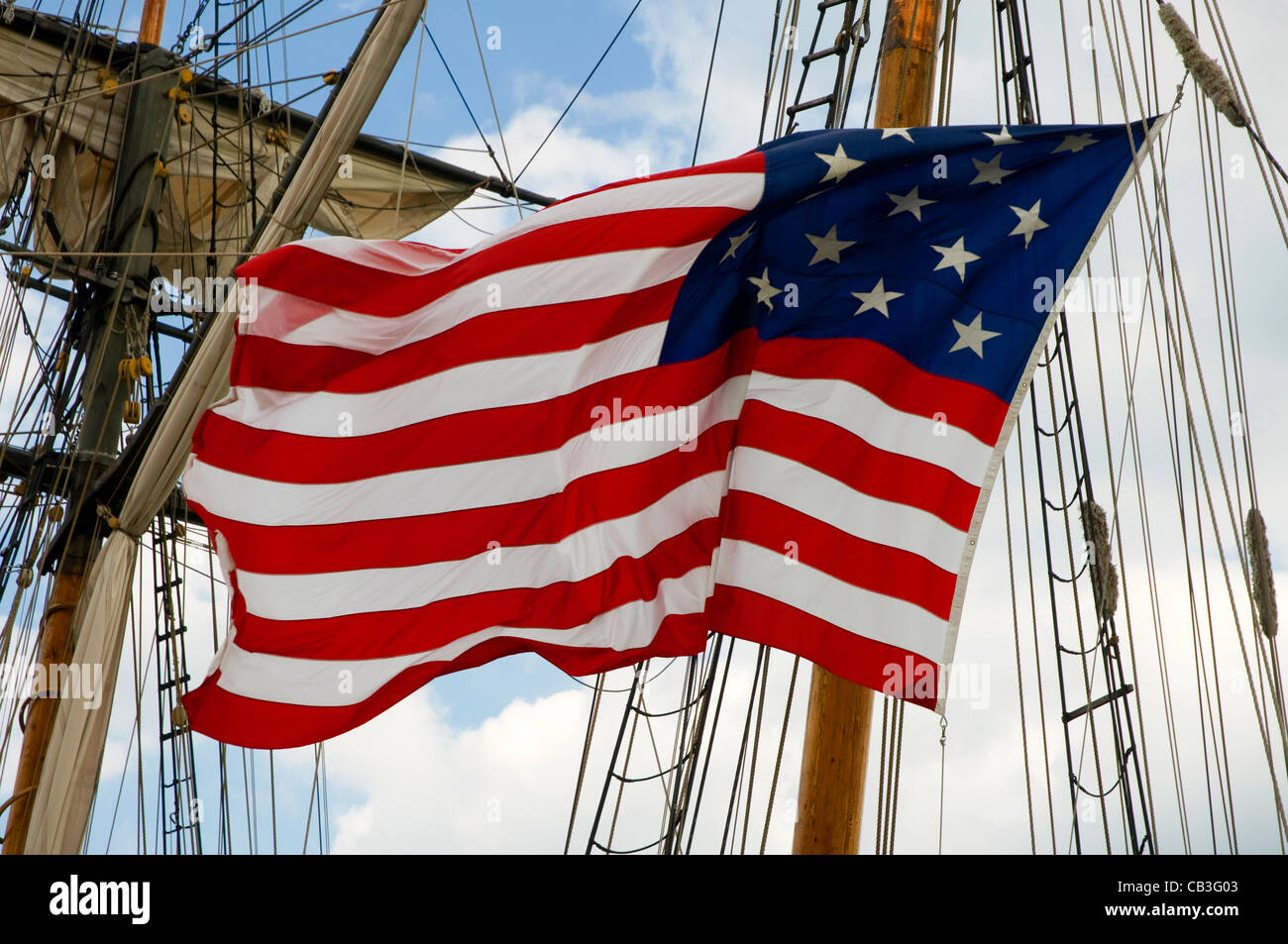 Una quindicina di star versione della bandiera americana, ha volato su una tallship Foto Stock