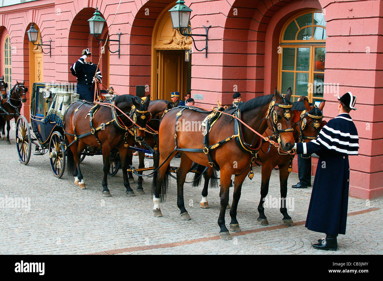 La Svezia, Stoccolma, Royal stato svedese carrello e le protezioni in attesa di recare diplomatici africani al Palace Foto Stock