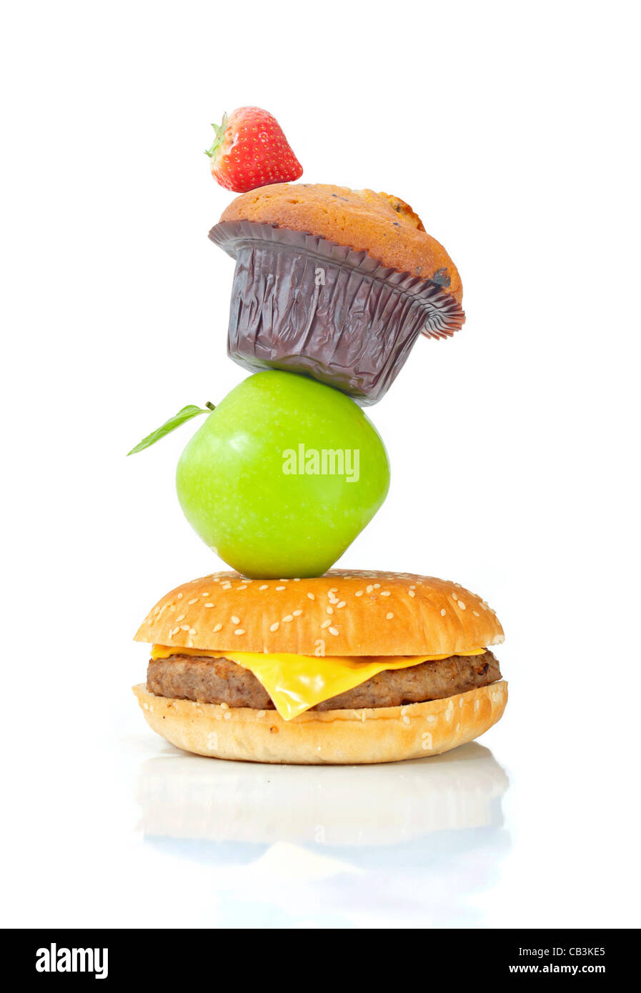 Pila di diversi alimenti sani e malsano Foto Stock