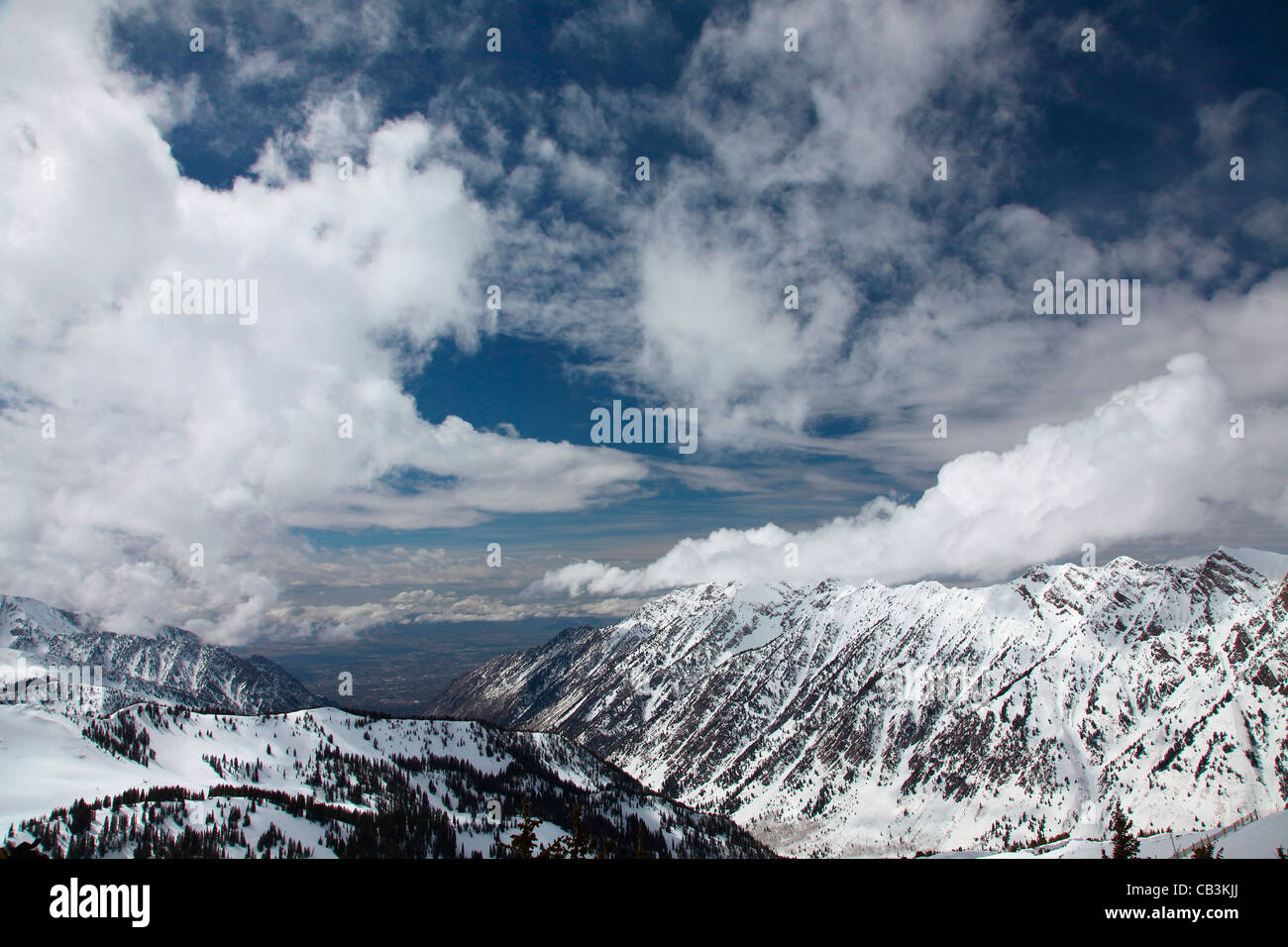 Nuvole sopra montagne Wasatch Mountains, Uinta-Wasatch-Cache National Forest, Salt Lake City, Utah, Stati Uniti d'America Foto Stock
