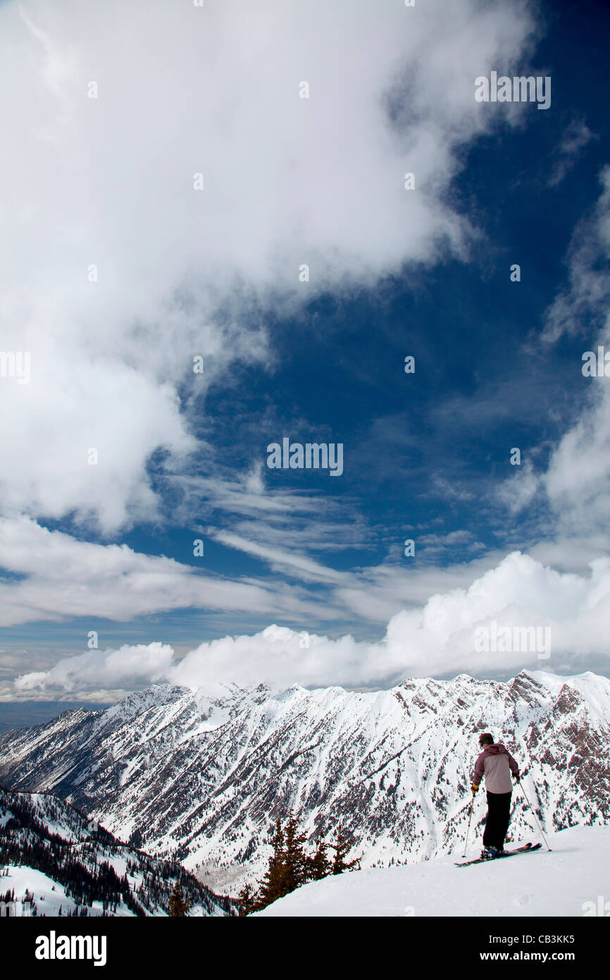 Uomo di sci in neve Montagne Wasatch, Uinta-Wasatch-Cache National Forest, Salt Lake City, Utah, Stati Uniti d'America Foto Stock