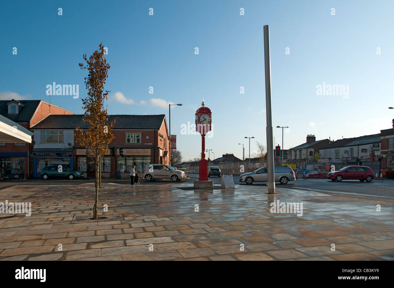 Villemomble Square, Droylsden, Tameside, Manchester, Inghilterra, Regno Unito. Dopo rimodellazione a causa del tram Metrolink costruzione. Foto Stock