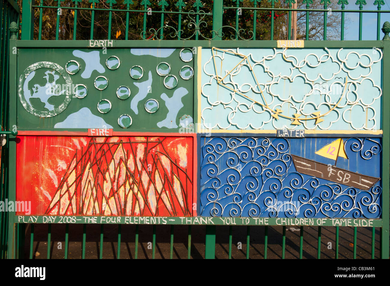 I quattro elementi, un opera realizzata da scolari. Stamford Park, Ashton Under Lyne, Tameside, Manchester, Inghilterra, Regno Unito Foto Stock
