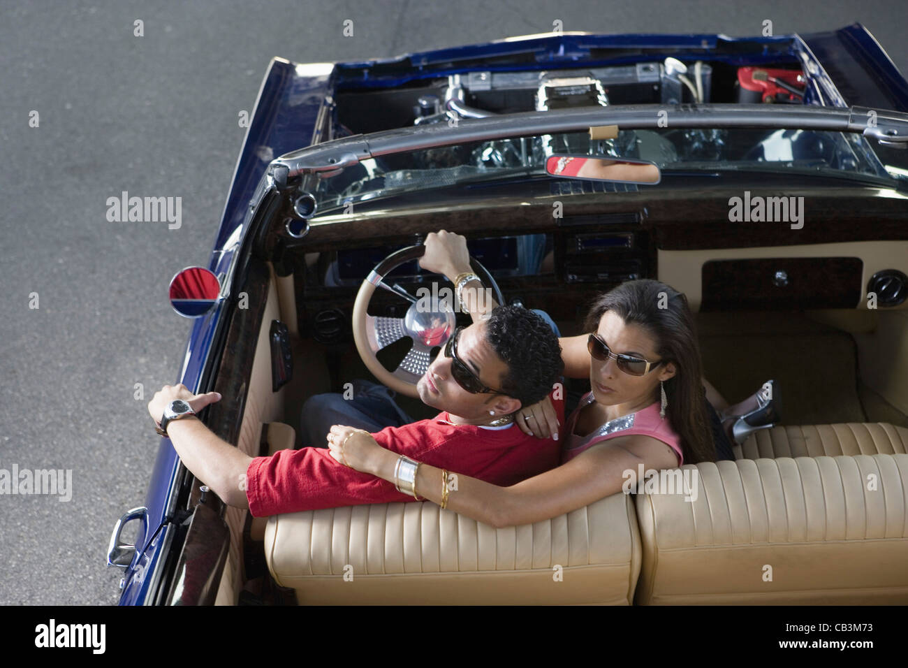 Ritratto di un giovane hip-hop giovane seduto in un pimped-up auto d'epoca Foto Stock