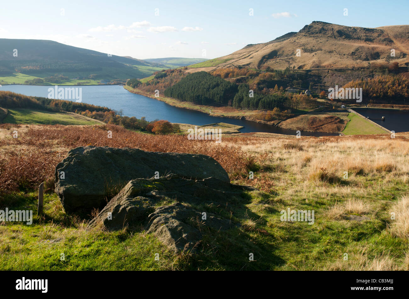 Dove Stone Reservoir e Alderman Hill, Saddleworth, Oldham District, Greater Manchester, Inghilterra, Regno Unito Foto Stock