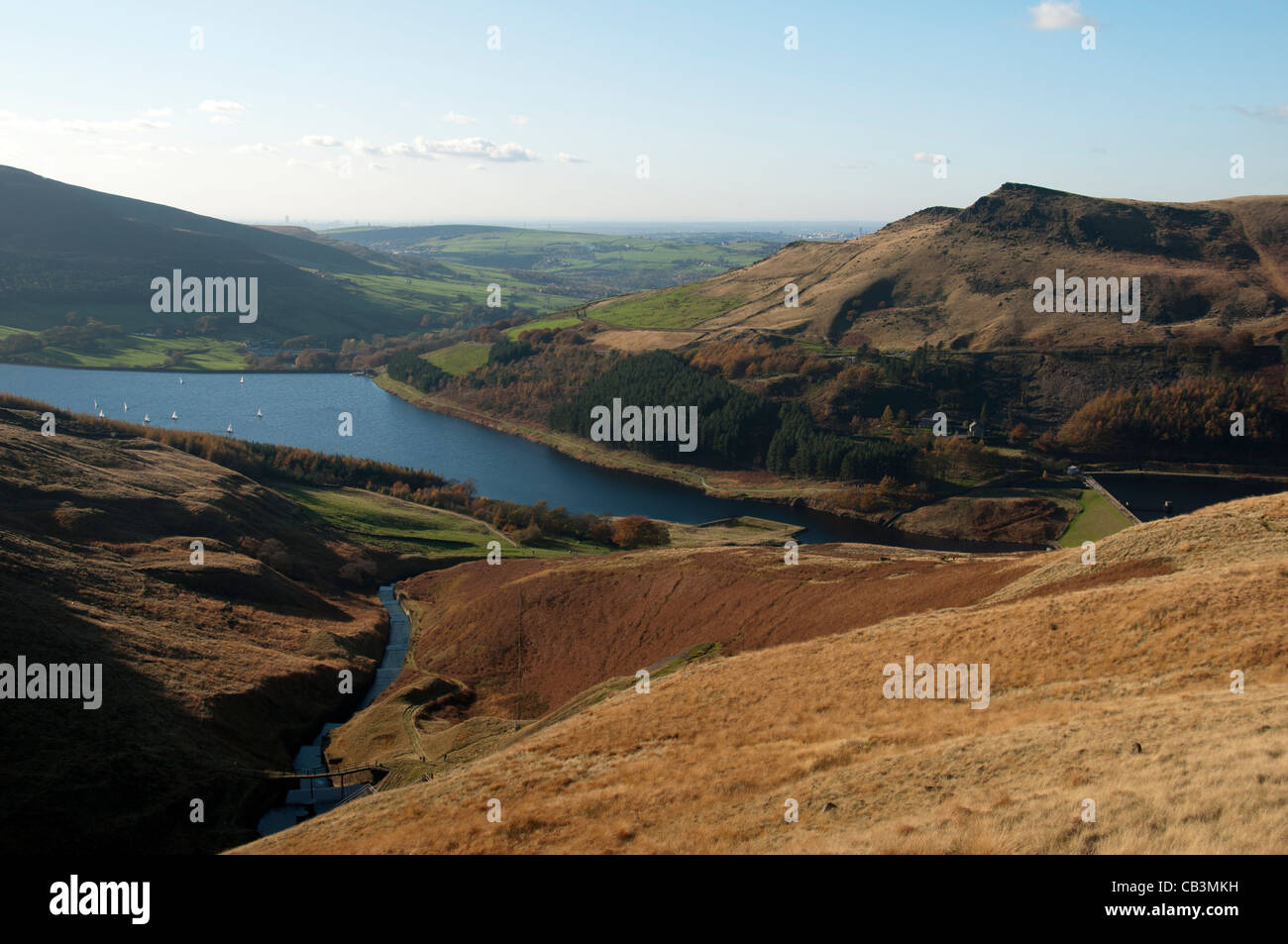Lago artificiale di Dove Stone da Ashway Moss, Saddleworth, distretto di Oldham, Greater Manchester, Inghilterra, Regno Unito Foto Stock