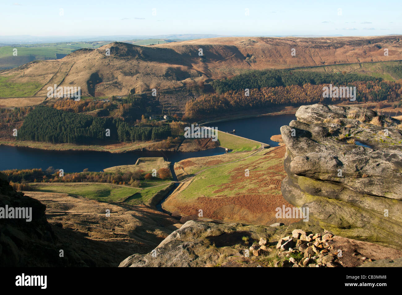 Colomba Stone e Yeoman Hey da Great dove Stone Rocks, Saddleworth, Oldham District, Greater Manchester, Inghilterra, Regno Unito Foto Stock