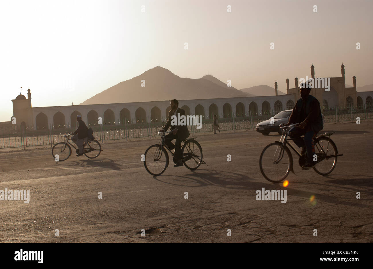 Gli uomini bicicletta mediante l'Id Gah (Eid Gah) moschea in Afghanistan Kabul, Ottobre 2004 Foto Stock