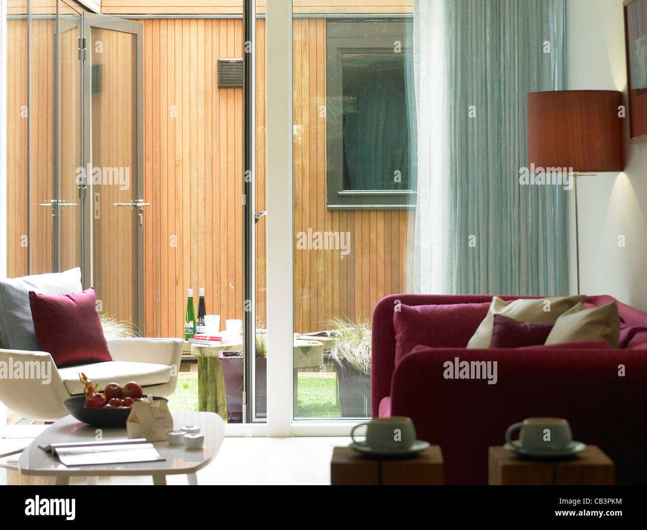 Vista attraverso le porte del patio Foto Stock