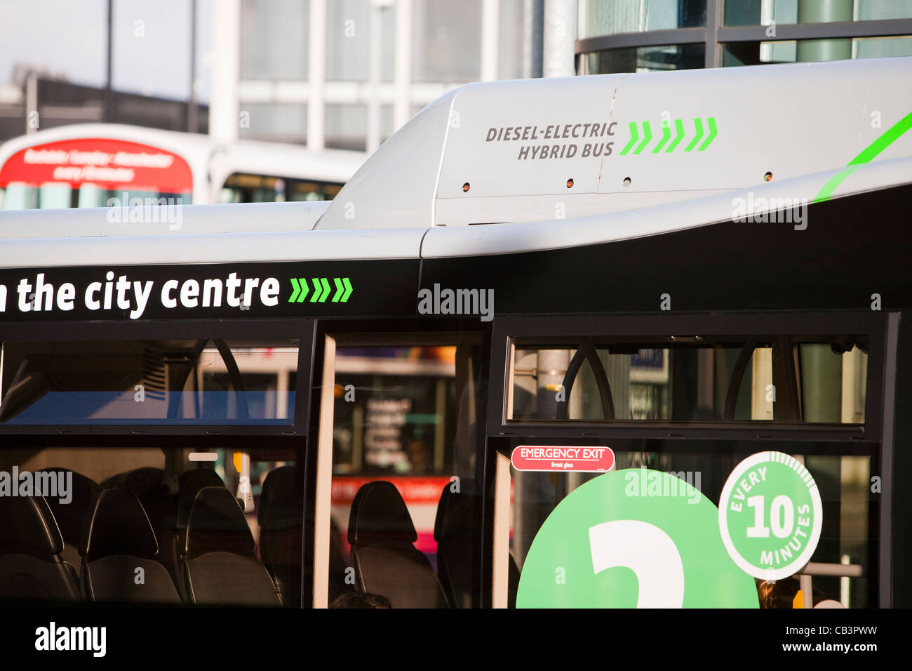 Un diesel ibrido elettrico bus navetta che fornisce un servizio gratuito round Manchester City Centre Foto Stock