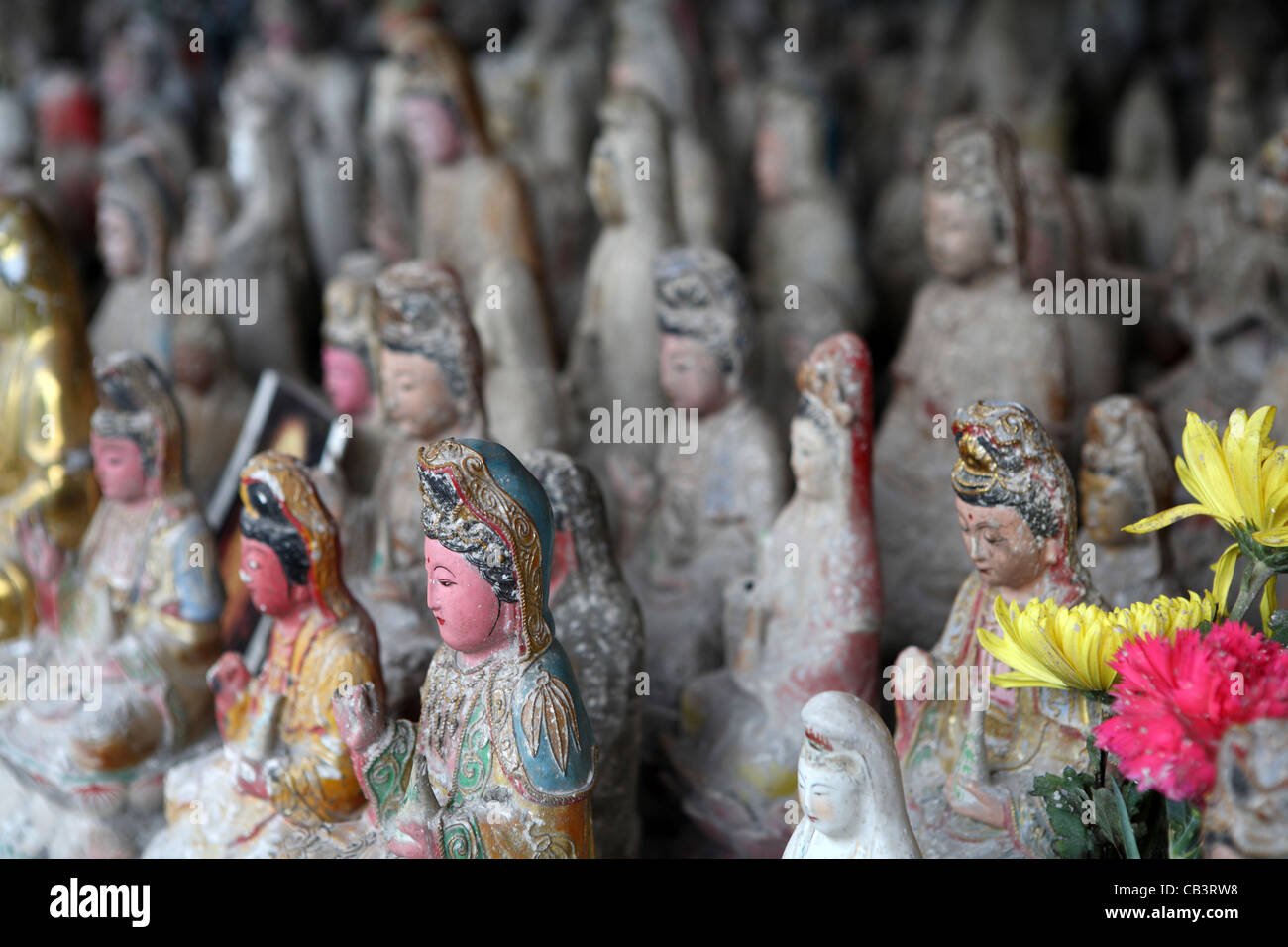 Molto grande gruppo di statuette vecchio figurine di cinese tradizionale delle divinità, Tempio Nanputuo, Xiamen, Cina e Asia Foto Stock