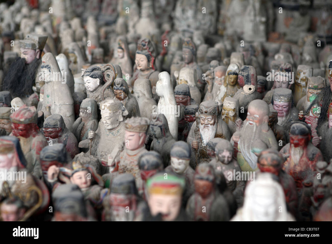 Molto grande gruppo di statuette vecchio figurine di cinese tradizionale delle divinità, Tempio Nanputuo, Xiamen, Cina e Asia Foto Stock