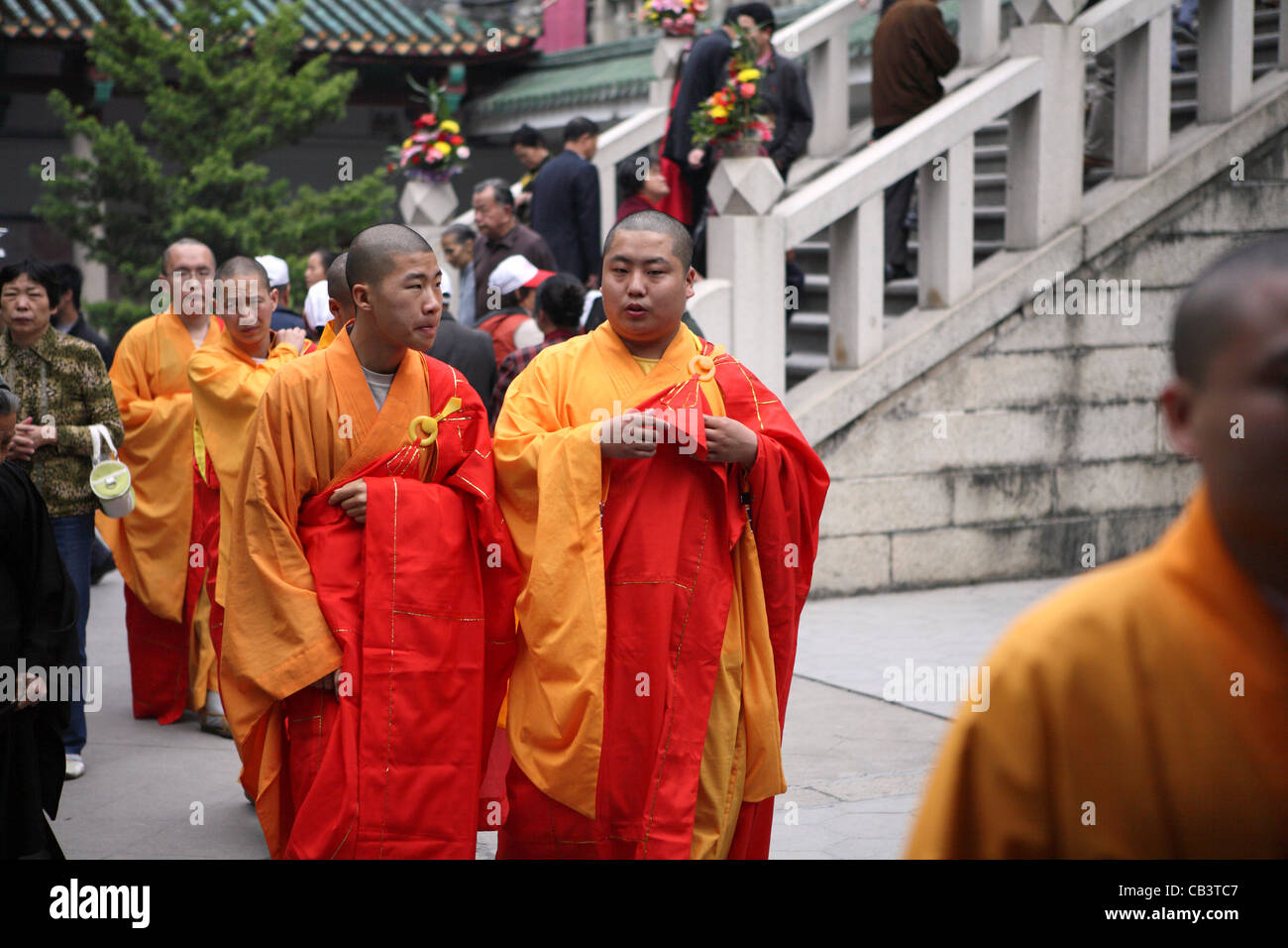 I monaci buddisti lasciando camminare e parlare in quanto lasciano cerimonia al tempio Nanputuo Xiamen, Cina, Asia Foto Stock