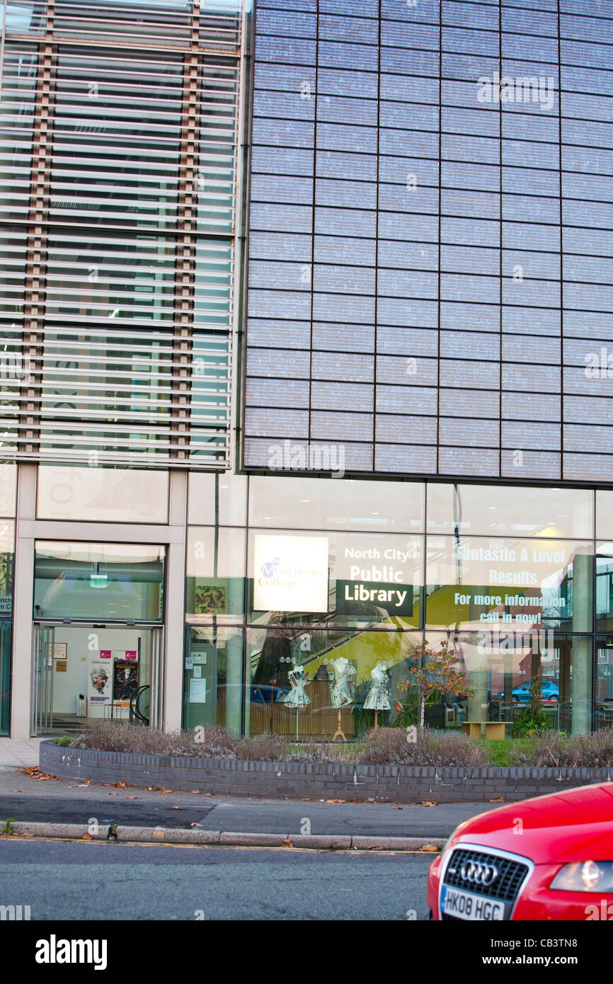 Manchester College of Arts e la tecnologia della biblioteca a Harpurhey al tramonto. Si tratta di un edificio verde incorporante ventila passiva Foto Stock