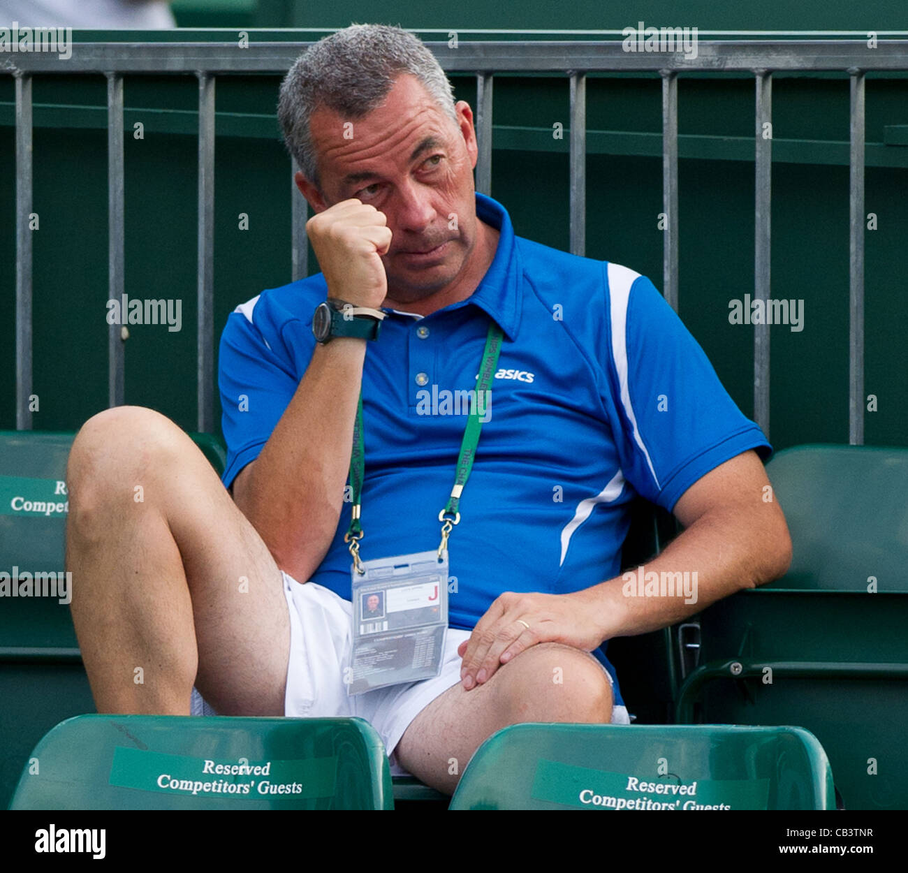 Luca Appino, pullman, guarda il suo player Ons Jabeur TUN del primo round sconfitta da Risa Ozaki JAP, ragazza single, Wimbledon Tennis. Foto Stock