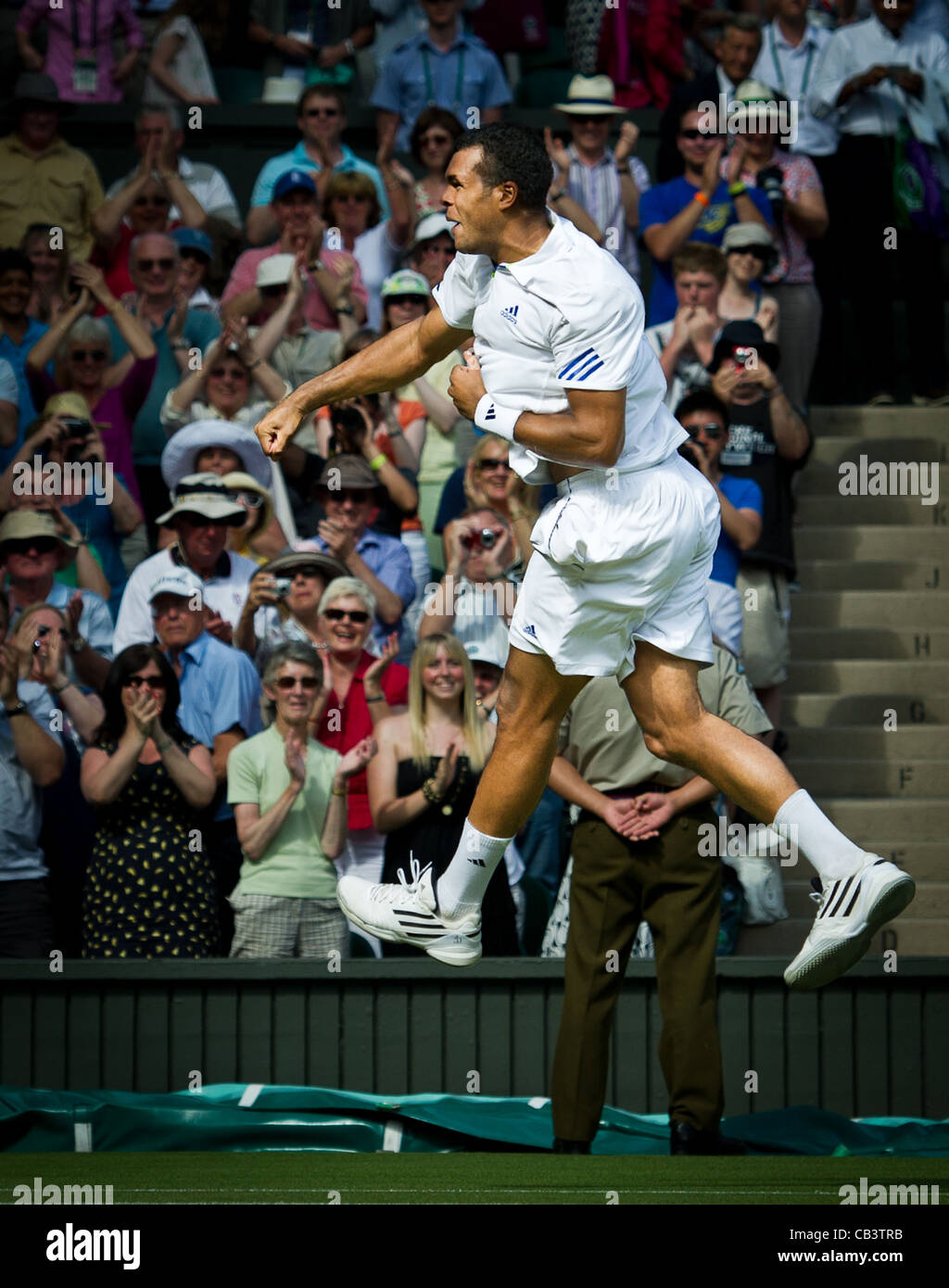 29.06.2011. Jo-Wilfried Tsonga FRA (12) v Roger Federer SUI (3). Tsonga celebra la sua vittoria. Il torneo di Wimbledon Tennis campionati. Foto Stock