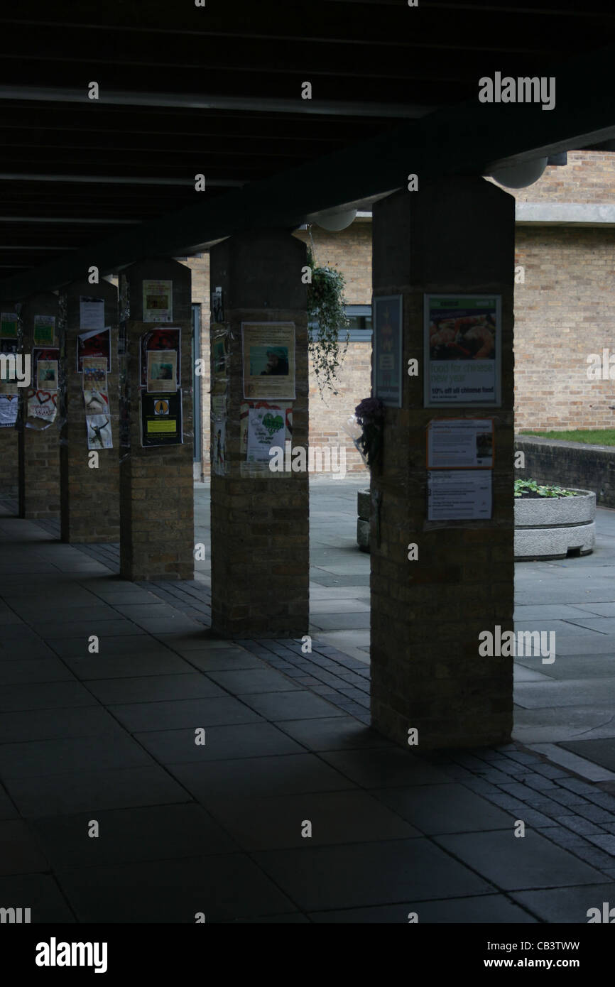 La passerella con poster incollato su pilastri in mattoni - Foto Stock