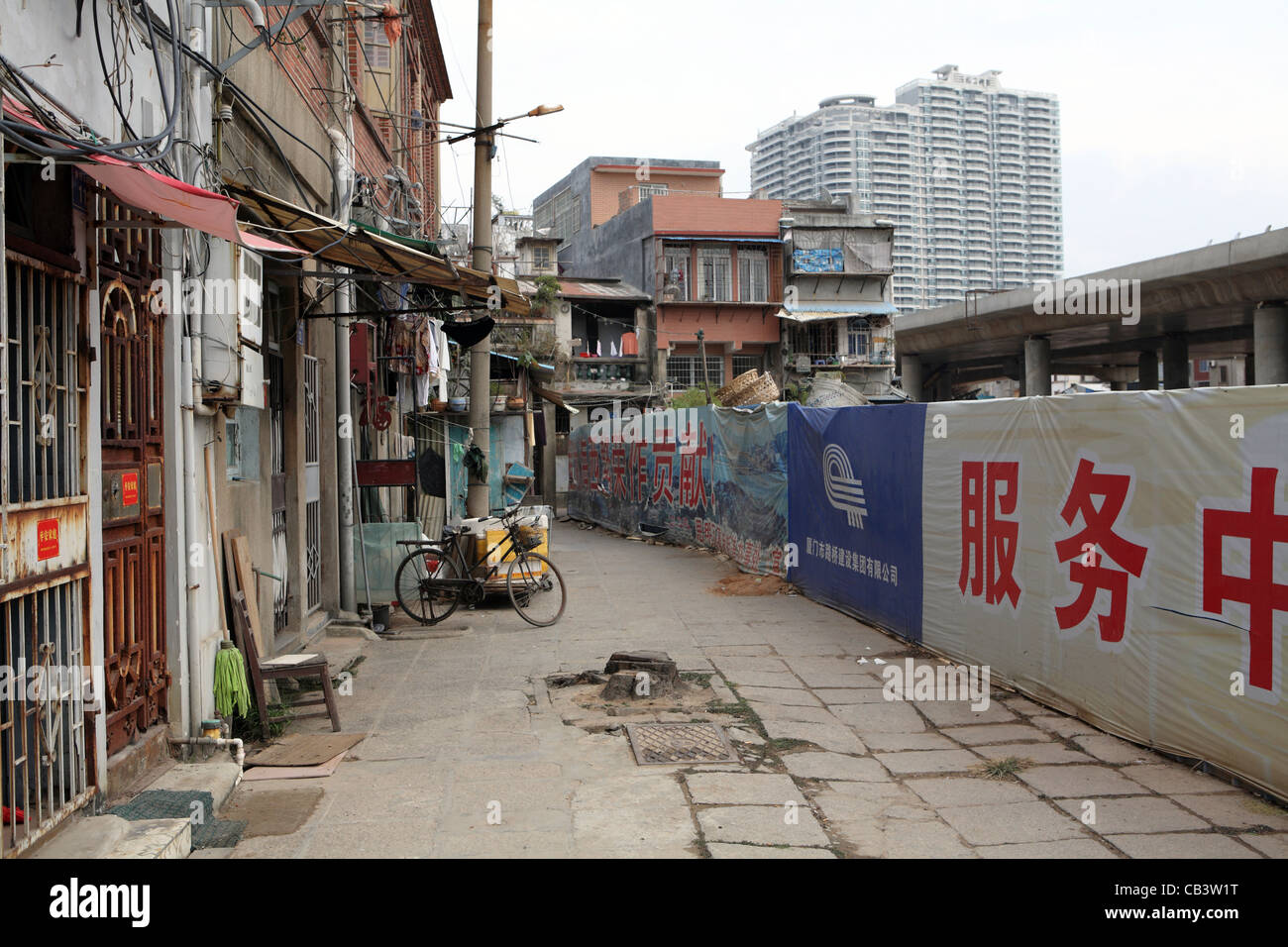 Il bordo di un vecchio quartiere coloniale di essere cancellato per lo sviluppo moderno, Xiamen, Cina e Asia Foto Stock