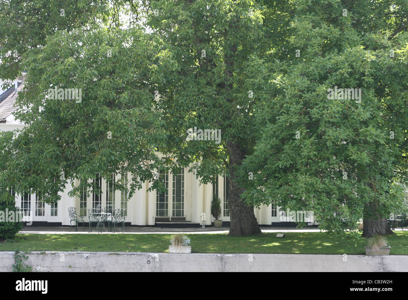 Monkey Island Hotel nascosto dietro la conquista di alberi. - Maidenhead Berkshire Foto Stock