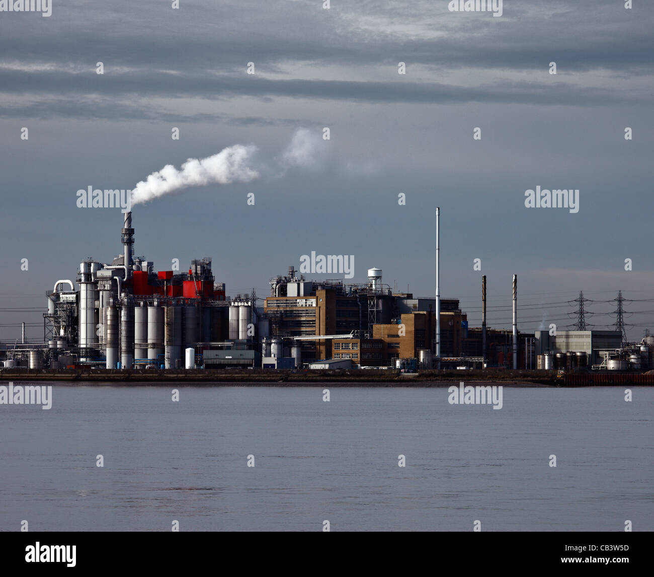E Proctor Gamble fabbrica chimica, West Thurrock, il fiume Tamigi e Londra. Foto Stock