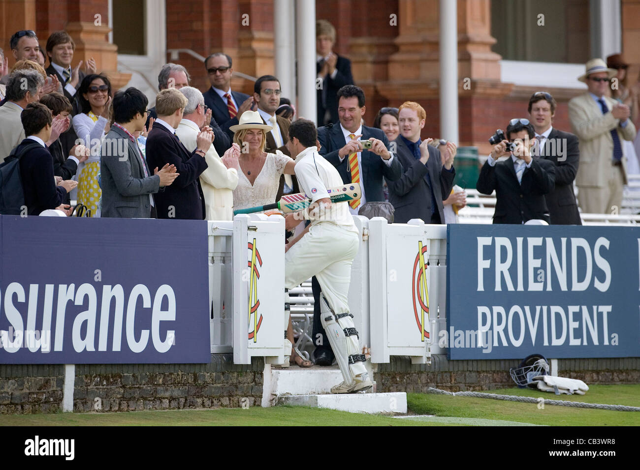 Orgogliosi genitori a Eton versetti Harrow partita di cricket al Lords a Londra. Foto di James Boardman. Foto Stock