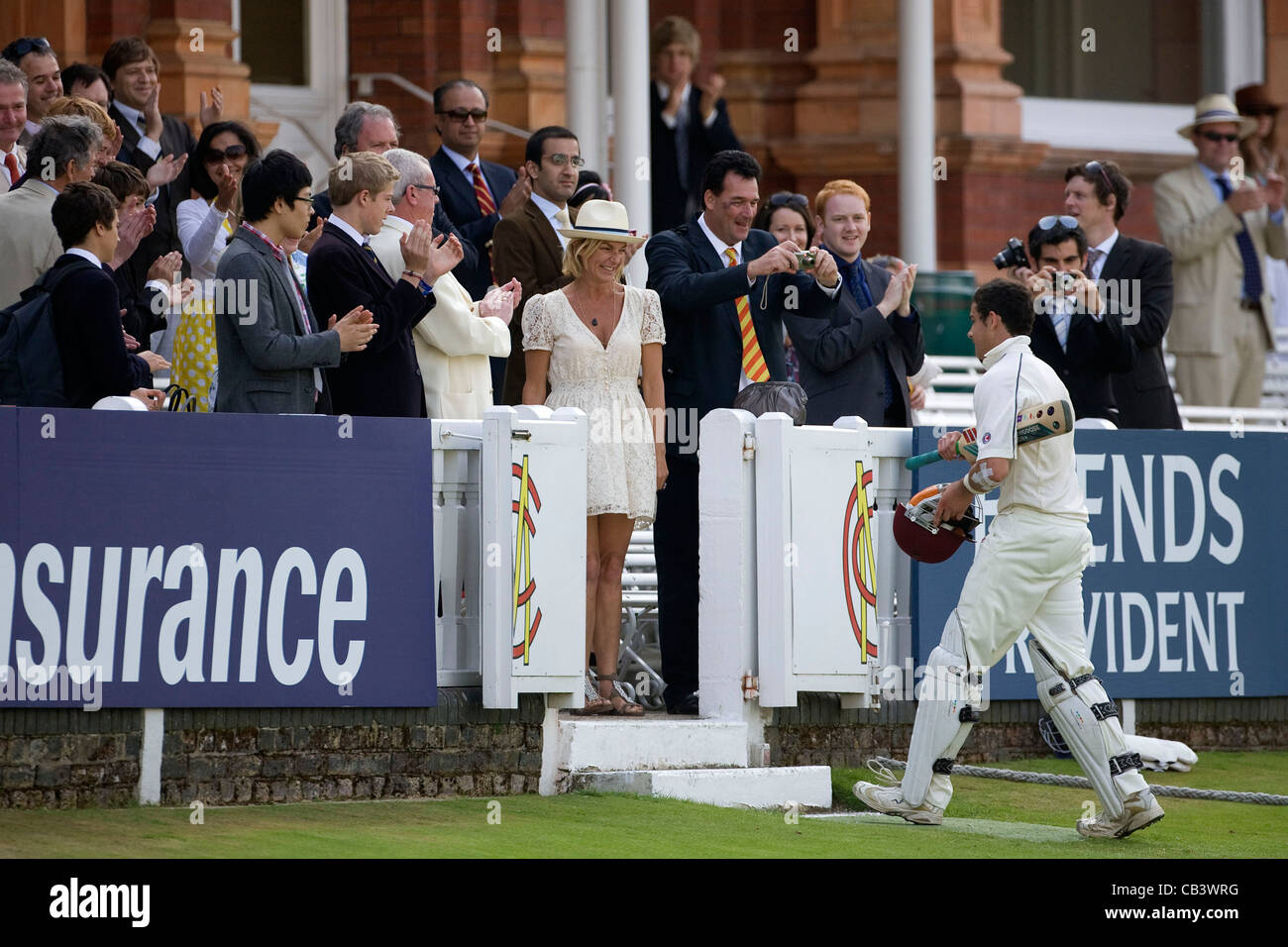 Orgogliosi genitori a Eton versetti Harrow partita di cricket al Lords a Londra. Foto di James Boardman. Foto Stock