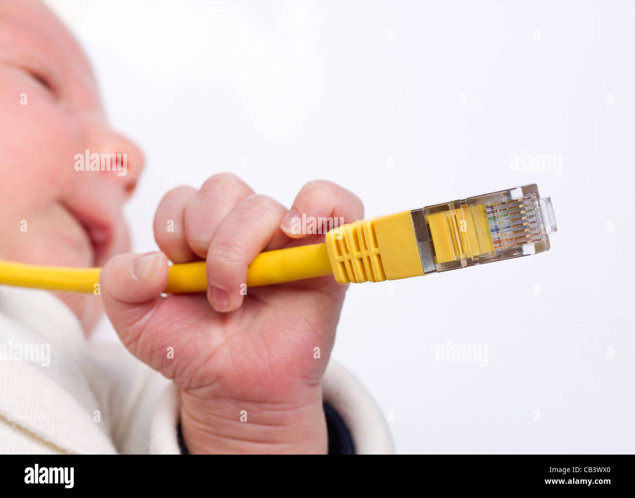 I giovani baby holding cavo di rete ethernet giallo Foto Stock