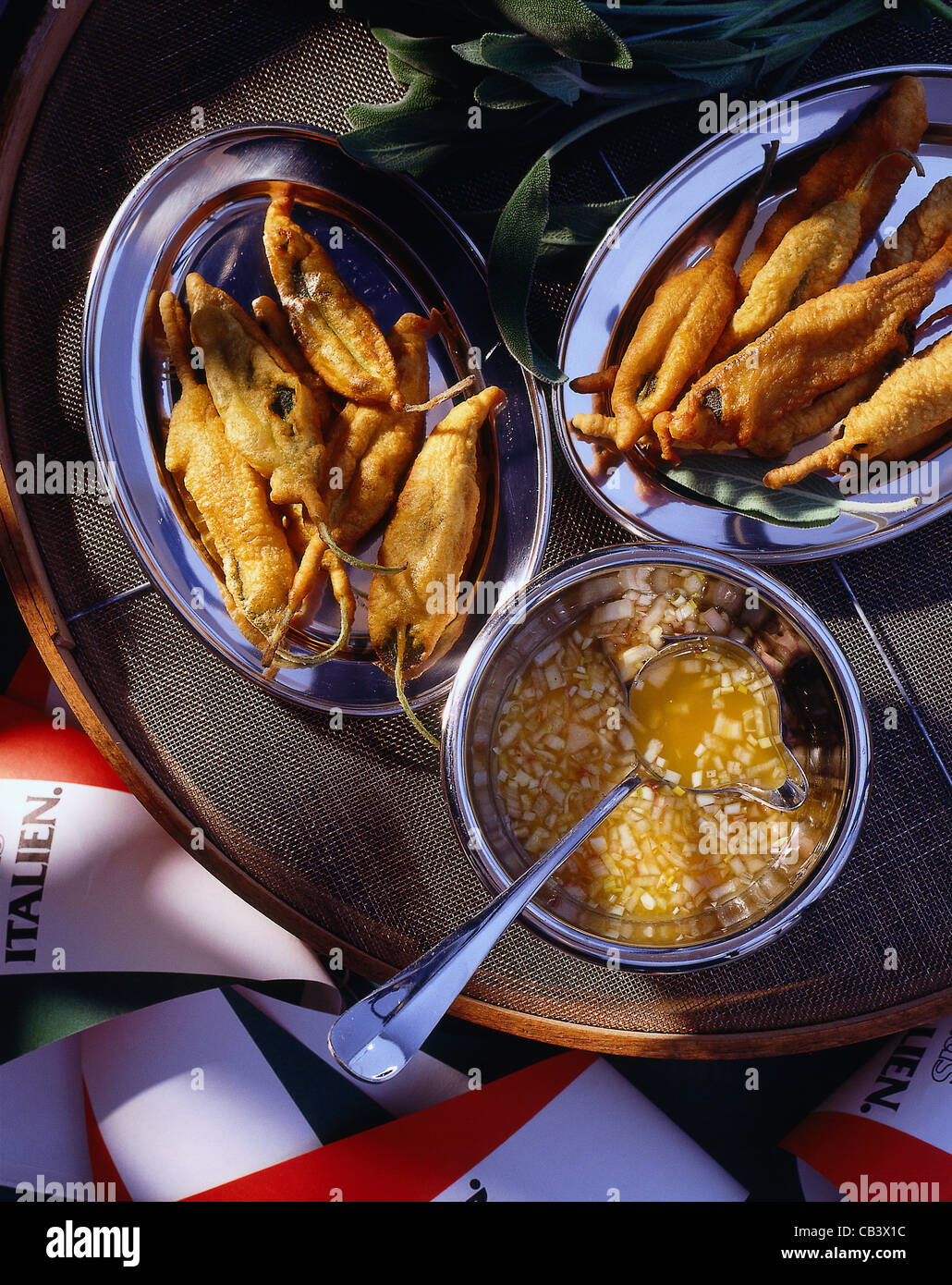 Fritte di foglie di salvia (foglie di salvia fritte) con arancia marinata Foto Stock